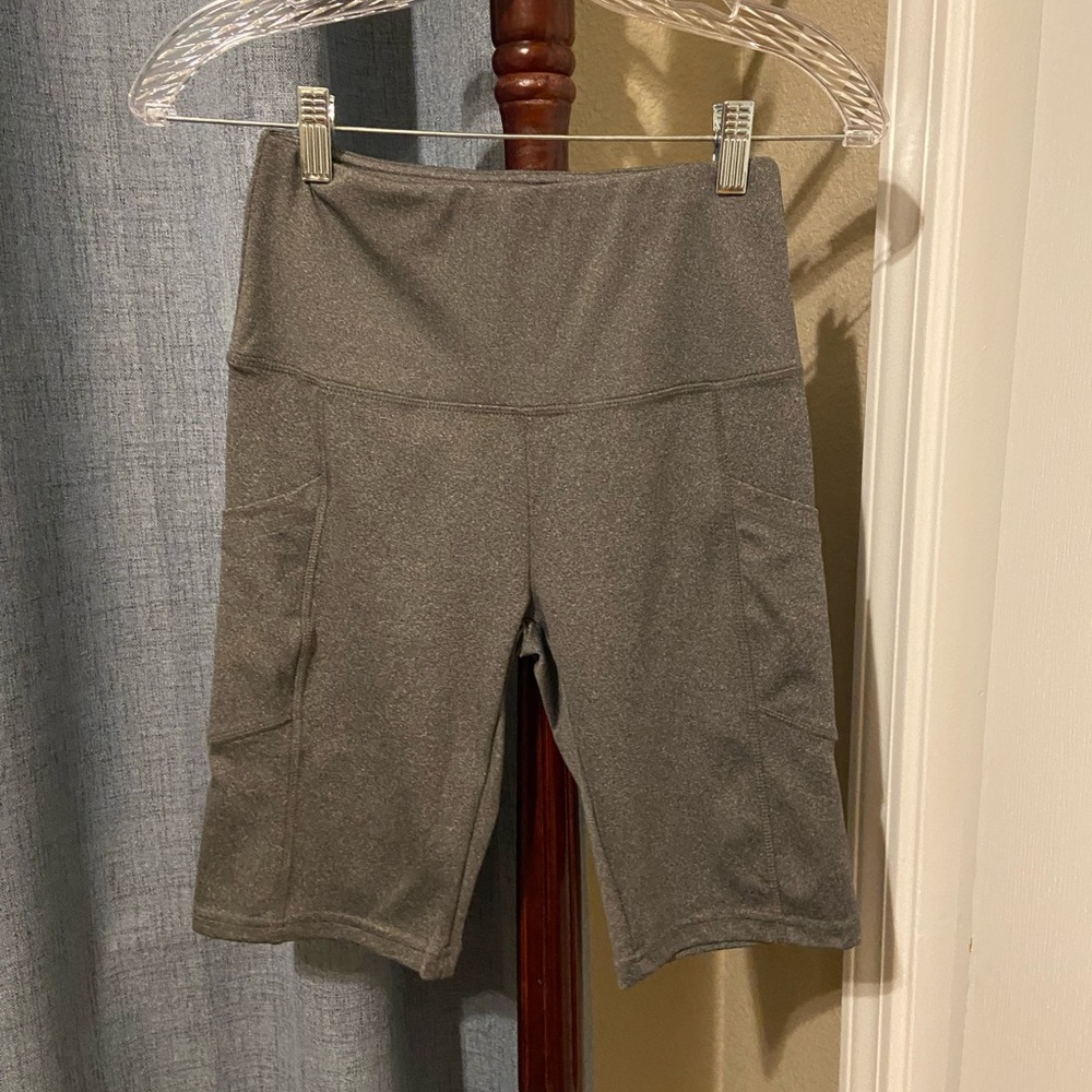 Shosho Women's Gray Activewear Biker Shorts Pockets High Rise Size Small
